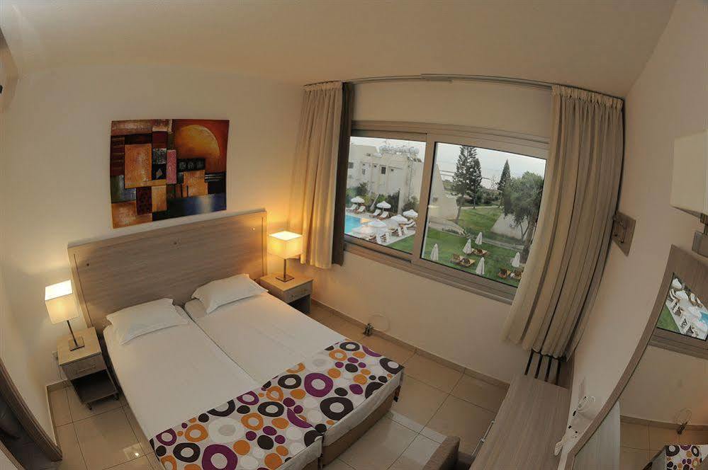 Frixos Suites Hotel Apts Voroklini Exteriör bild
